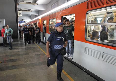 Estudiantes De Ipn Desbordan Metro En Su Camino A La Marcha Quadrat N Cdmx