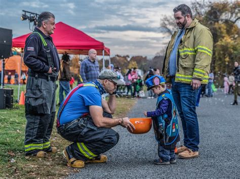 annual trunk or treat draws a crowd easton courier