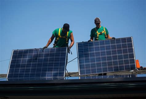 Us Solar Industry Clamors For Workers As Jobs Climb By 25 Percent Chicago Tribune