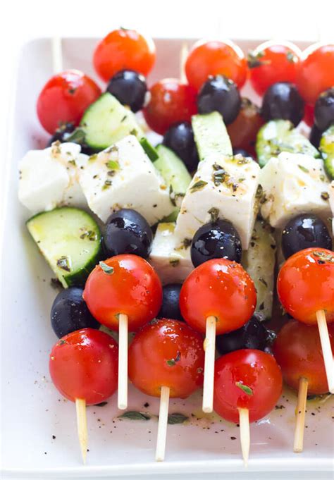 Entdecke rezepte, einrichtungsideen, stilinterpretationen und andere ideen zum ausprobieren. Greek Salad Skewers - Little Broken