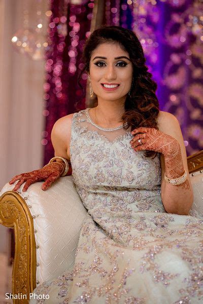 ravishing indian bride posing on her wedding reception outfit by parelsunita0878 sonu patel