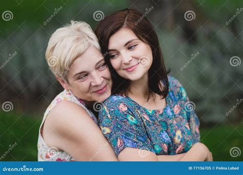 Mother Daughter Portrait Poses Bobs And Vagene