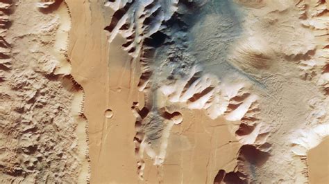 ESA S Mars Express Orbiter Delivers Mesmerizing Images Of The Red Planet S Mighty Canyon