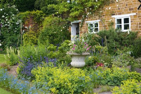 Cottage Gardens How To Plan Yours And 14 Cottage Garden Ideas Real Homes
