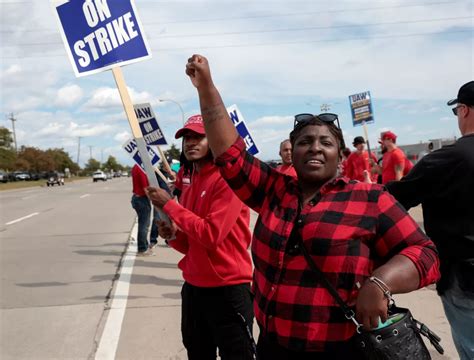 Uaw Strike Ends After Gm Reaches Tentative Deal With Workers 947 Country