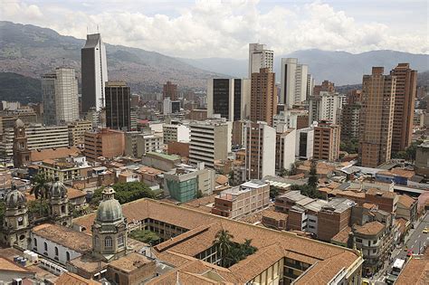 Medellín tendrá toque de queda continuo este fin de semana. 1.500 policías vigilarán las calles de Medellín durante ...
