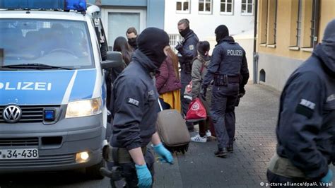 الشرطة الألمانية تشن أكبر حملة في تاريخها ضد شبكة دعارة Dw Learn German
