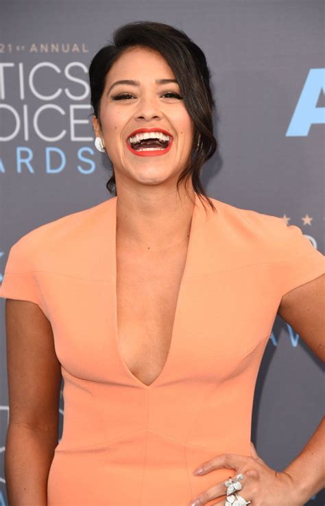 Gina Rodriguez S Critics Choice Awards Dress Will Make You Ache For Summer Gina Rodriguez
