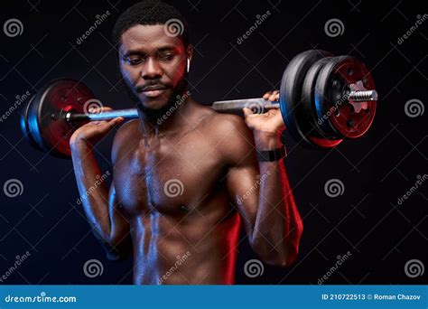 Portrait D un Culturiste Afro américain Torse Nu Avec Poids Image stock