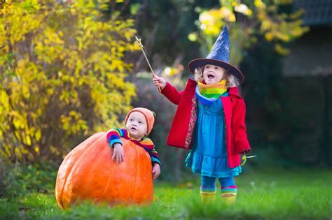 How To Keep Your Kids Safe This Halloween When Trick Or Treating