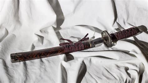 La Espada Del Samurai Contra Una Hoja Blanca Con Las Sombras Apretadas