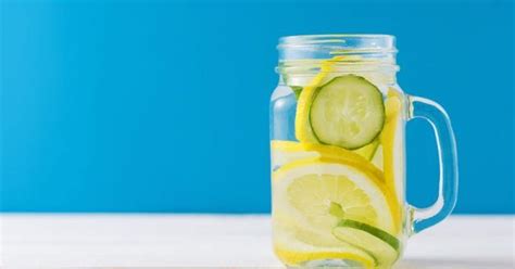 Νερό με λεμόνι Πώς και πότε πρέπει να το πίνετε
