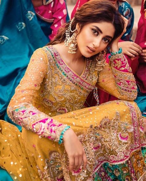 Pin By Hibbah568 On Pakistani Celebrities Pakistani Mehndi Dress