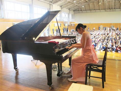 10年来の念願、グランドピアノを購入／新潟市立大形小で贈呈式、卒業生が記念演奏 ベルマーク教育助成財団