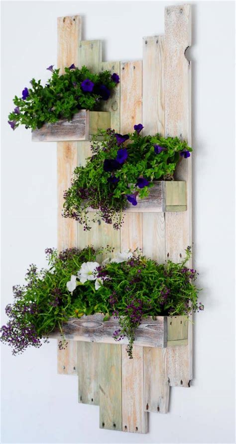 Make as big or small as you want for your space. DIY Reclaimed Pallet Hanging Planter - 101 Pallets
