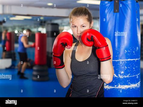 Female Boxing Knockout Punch Fotos Und Bildmaterial In Hoher Auflösung Alamy