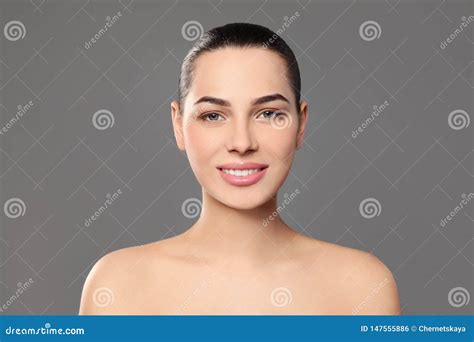 Retrato De La Mujer Joven Con La Cara Hermosa Y El Maquillaje Natural