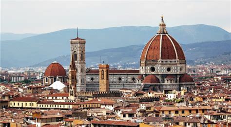 De geniale stad tracht een verklaring te bieden voor florences uitzonderlijke bloei in de vijftiende eeuw. A Portable Guide Through Florence for Travelers With "De Geniale Stad"