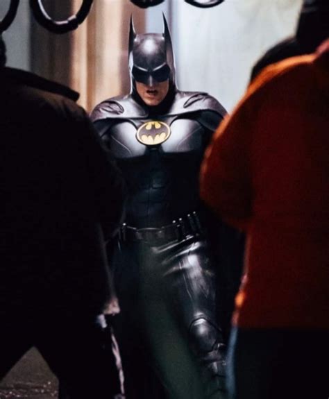 New Look At Michael Keatons Batman Revealed On The Set Of Batgirl