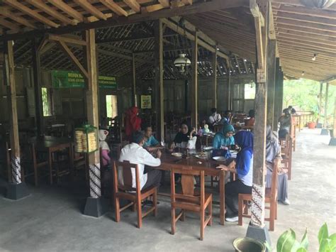 Viewnya Gunung Api Purba Kedai Ini Sajikan Belalang Goreng Khas Jogja