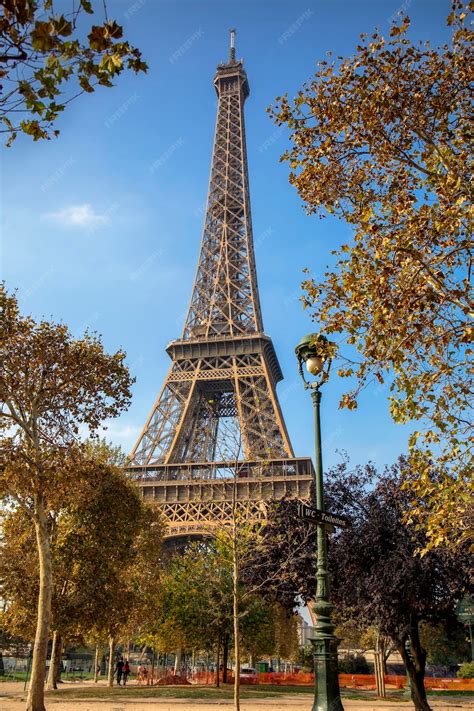 Premium Photo View Of The Eiffel Tower In A Park In Paris