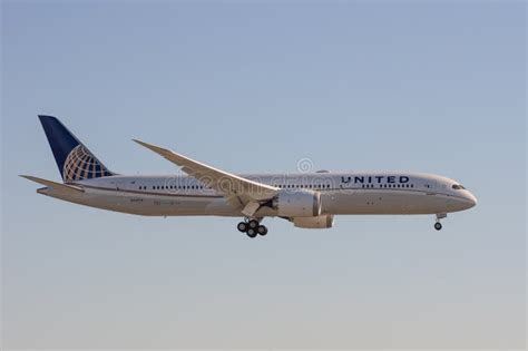 United Airlines Dreamliner Jet Approaching Lax Editorial Image Image