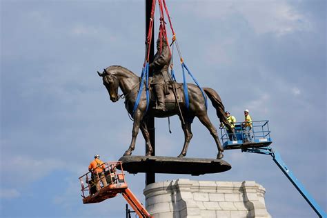 General Lee Statue Comes Down In Former Confederate Capital Air1