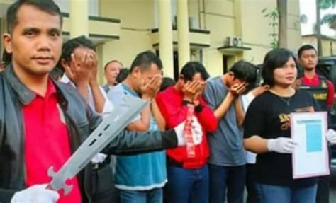 Polisi Tangkap 11 Pria Telanjang Bulat Saat Pesta Di Hotel Id
