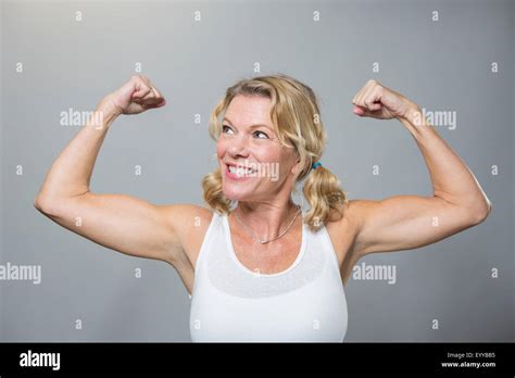 Mature Woman Flexing Biceps Banque De Photographies Et Dimages à Haute
