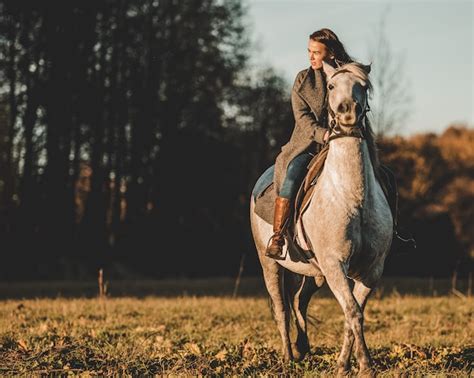 Meisje Rijdt Op Een Paard Gratis Foto