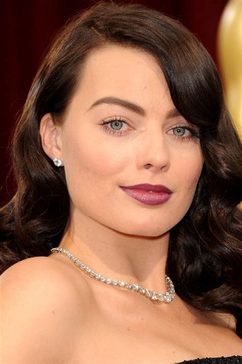 Oscars 2014 Margot Robbies Dark Vampy Lips And Bold Brows Beautyeditor