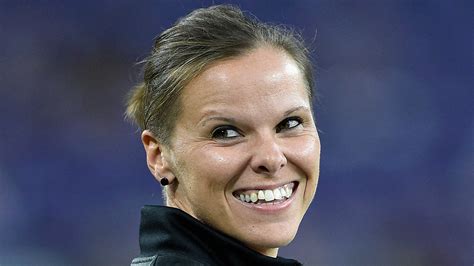 Who Is Katie Sowers Get To Know The 49ers Coach Creating A Path For