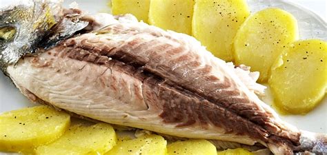 Me sorprende que pocas personas, hablo de lo que veo a mi alrededor y eso que vivo en a coruña, saben cocinar un pescado a la sal. Dorada a la sal