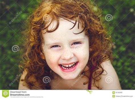 Lachend Redheaded Meisje Met Sproeten Stock Foto Image Of Lachen