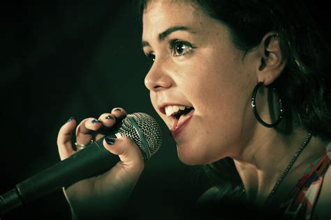 Fotos Gratis Persona Música Concierto Cantante Músico Cara Mujer Actuación Canto