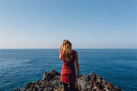 Woman Standing On A Rock In Front Of The Ocean Del Colaborador De