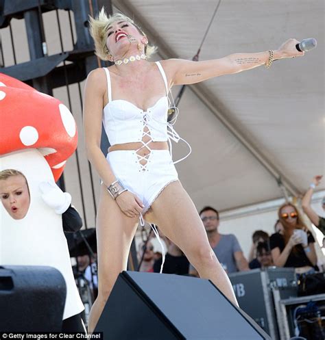 Miley Cyrus Twerks Yet Again At The Iheart Radio Music Festival In Las Vegas