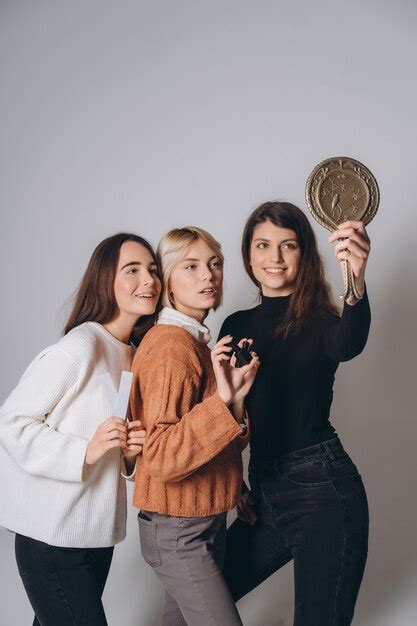 Trois Belles Jeunes Filles Posant Pour La Caméra Photo Gratuite