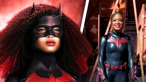 Watch Batwoman Star Javicia Leslie Strikes A Pose In New Batsuit Set Video The Direct
