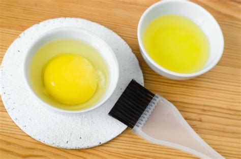 Kulit telur ayam yang digunakan untuk menempel hendaknya dibersihkan terlebih dahulu, sampai bersih dengan menggunakan sabun. Masker Putih Telur Setiap Hari Bermanfaat untuk Kulit Wajah Berminyak - Maklon Kosmetik Indonesia
