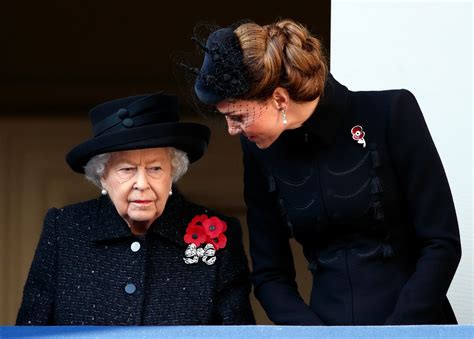 Rainha Elizabeth Ii Quebra Tradição Centenária Da Realeza Curta Mais