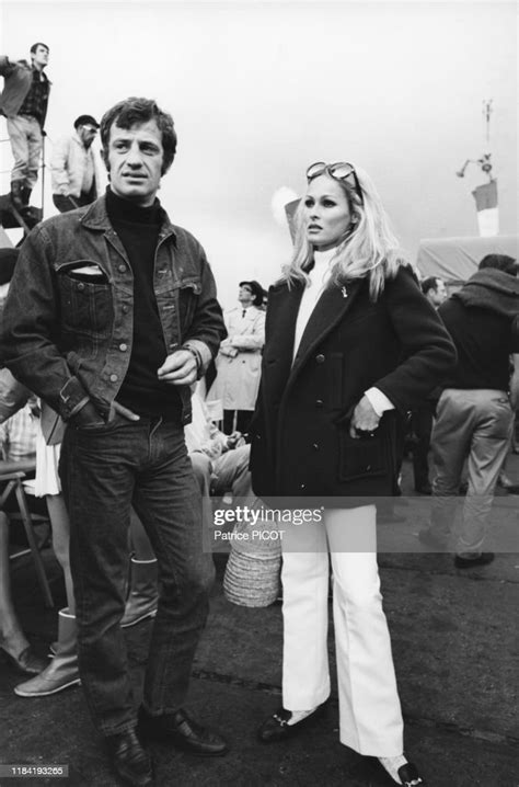 Jean Paul Belmondo Et Ursula Andress Lors Du Tournage Du Film Le