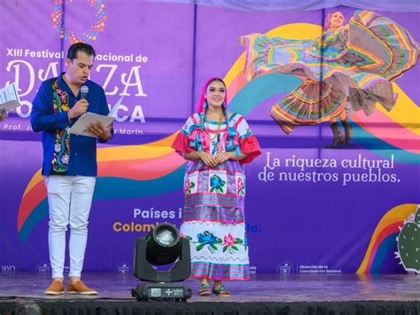 Se Realiza Pasarela De Trajes TÍpicos En La Plaza Principal Sitio