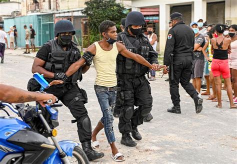 Rebelión En Cuba Un Muerto Y Decenas De Detenidos En Las Protestas