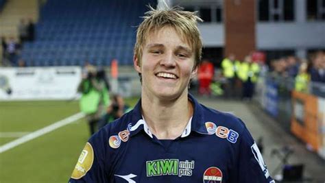 Welcome to the official facebook page of martin ødegaard! Martin Ödegaard débute avec la Norvège à l'âge de ... 15 ans