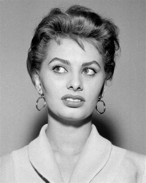 Sophia Loren Poses For A Portrait Photo Sofia Loren Sofía Fotos De