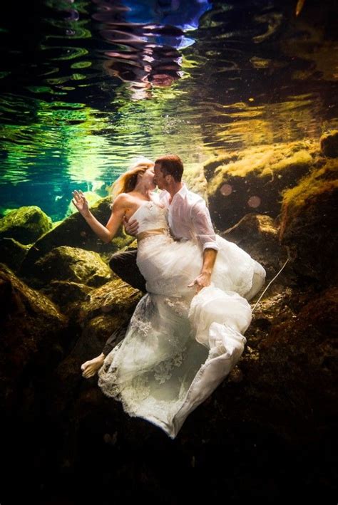 15 Underwater Wedding And Engagement Photos That Are Amazing