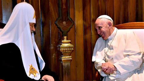 El Papa Francisco Y El Patriarca Ruso Kiril Se Abrazan En Un Encuentro
