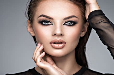 How To Make Heavy Black Eyeliner Look Chic