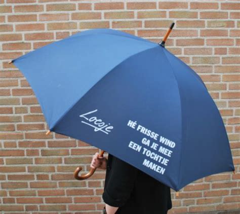 Loesje Eco Paraplu Blauw H Frisse Wind Ga Je Mee Een Tochtje Maken